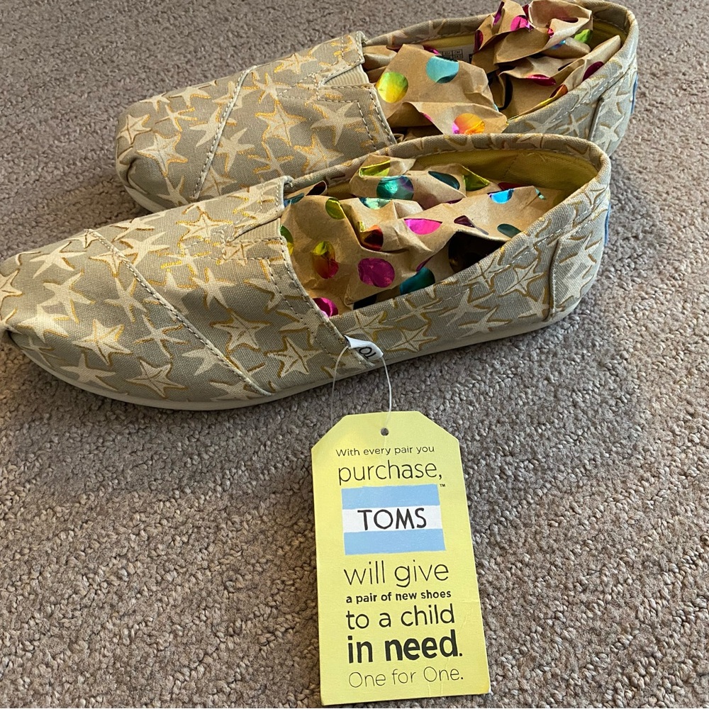 NWT tags Toms women’s classic Oxford tan/gold foil starfish alpargata - size 7.5